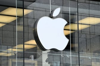 Das Apple-Logo an einer Glasfront: Apple hat im vergangenen Jahr die Schwelle von einer Billion Euro Umsatz überschritten.