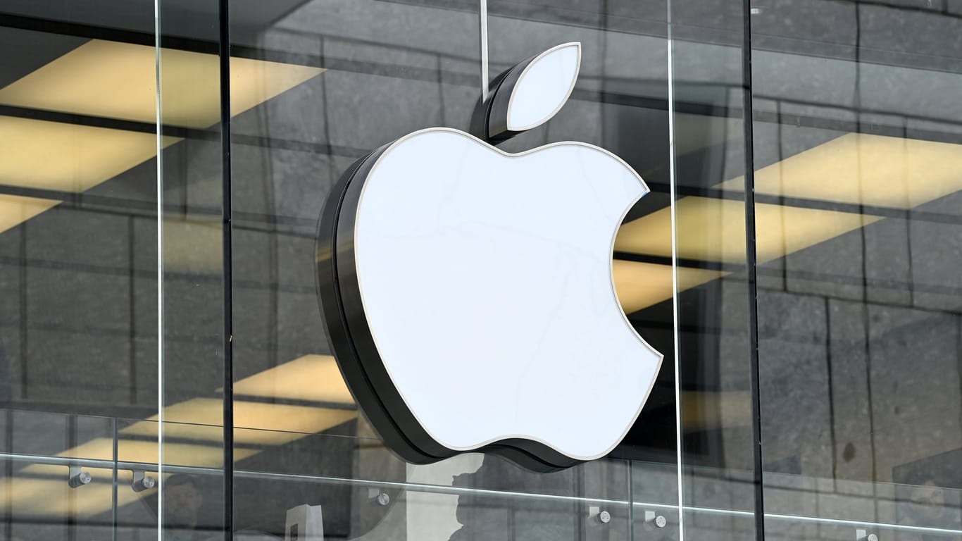 Das Apple-Logo an einer Glasfront: Apple hat im vergangenen Jahr die Schwelle von einer Billion Euro Umsatz überschritten.