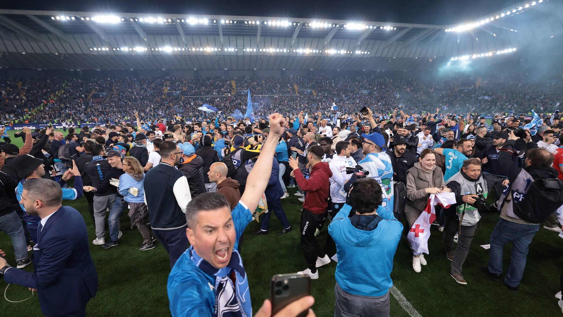 Fans auf dem Rasen: Auch sie waren außer sich vor Freude.