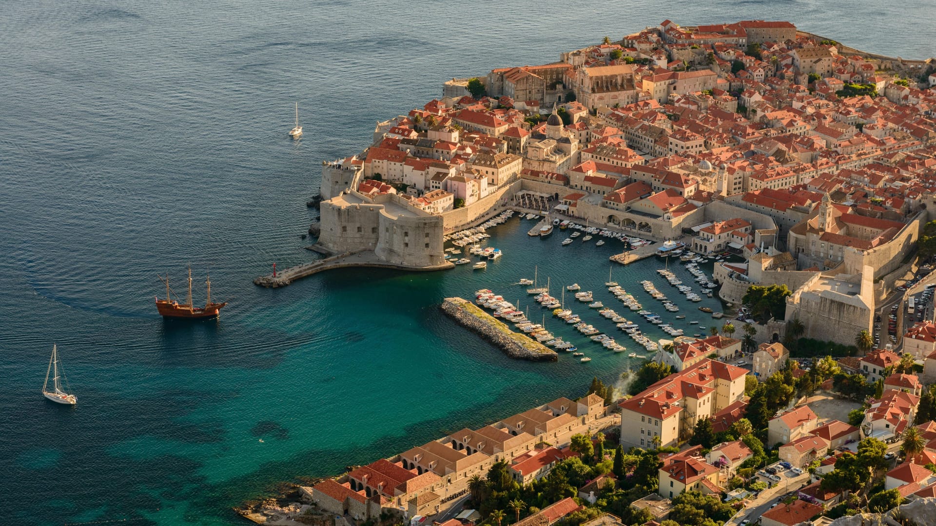 Ein Besuch lohnt sich: Mit ihrem historischen Zentrum ist die Altstadt Dubrovniks eine Stadt mit Charakter! Ein Besuch lohnt sich: Mit ihrem historischen Zentrum ist die Altstadt Dubrovniks eine Stadt mit Charakter!