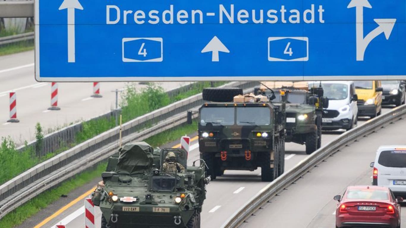 US-Militärfahrzeuge fahren am Morgen auf der Autobahn A4 bei Dresden entlang. US-amerikanische Streitkräfte hatten in Polen an der Nato Übung „Griffin Shock“ teilgenommen.