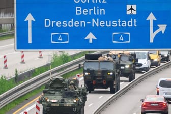 US-Militärfahrzeuge fahren am Morgen auf der Autobahn A4 bei Dresden entlang. US-amerikanische Streitkräfte hatten in Polen an der Nato Übung „Griffin Shock“ teilgenommen.