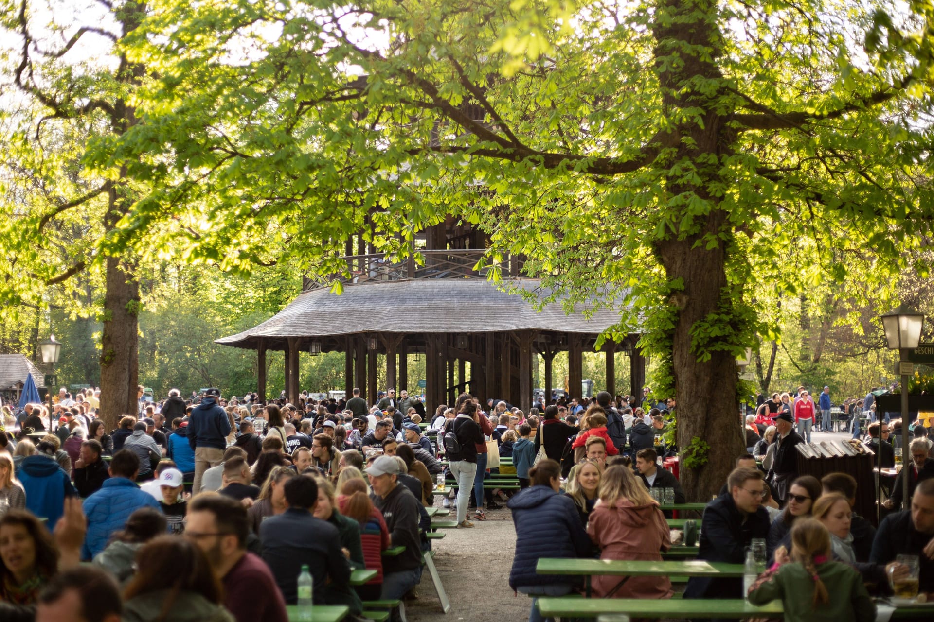 Der Biergarten am Chinesischen Turm in München (Archivbild): Auch hier werden die gestiegenen Bierpreise zu spüren sein.