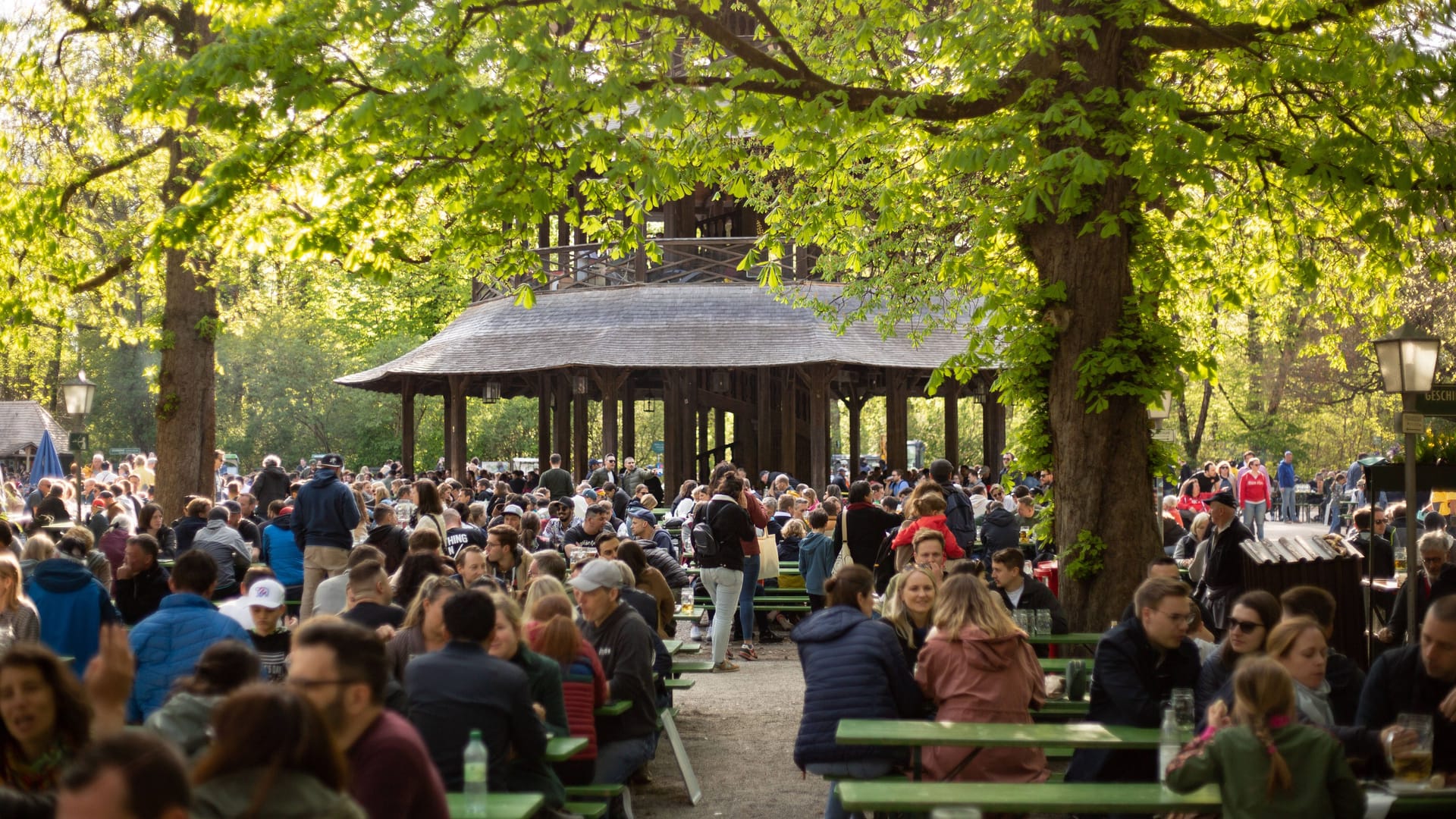 Der Biergarten am Chinesischen Turm in München (Archivbild): Auch hier werden die gestiegenen Bierpreise zu spüren sein.