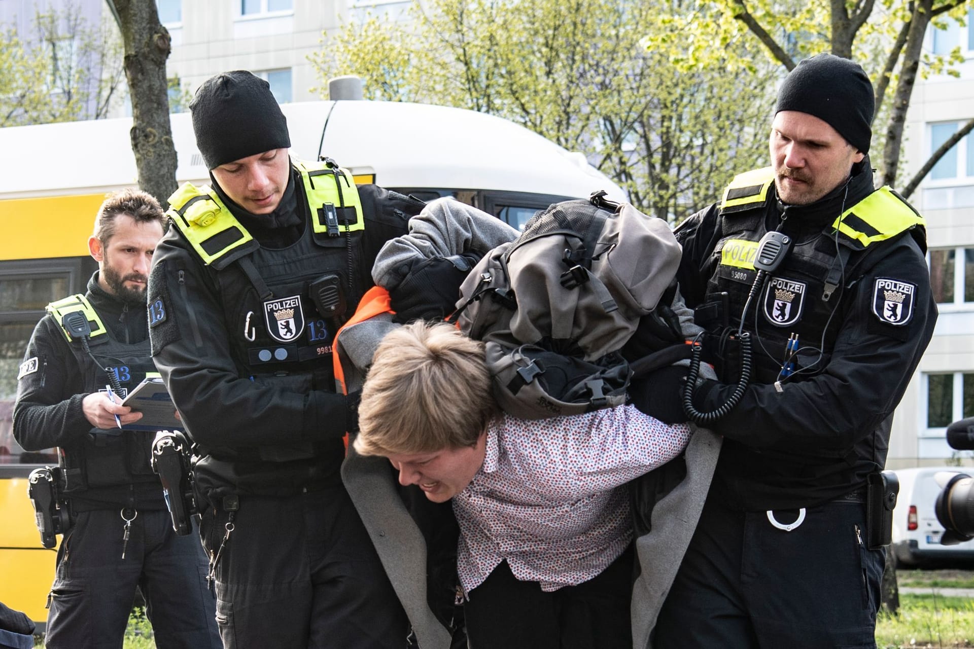 Ein Demonstrant wird von Polizeibeamten weggetragen. Laut dem Bundeskriminalamtes (BKA) sind die politisch motivierten Straftaten um rund sieben Prozent angestiegen.