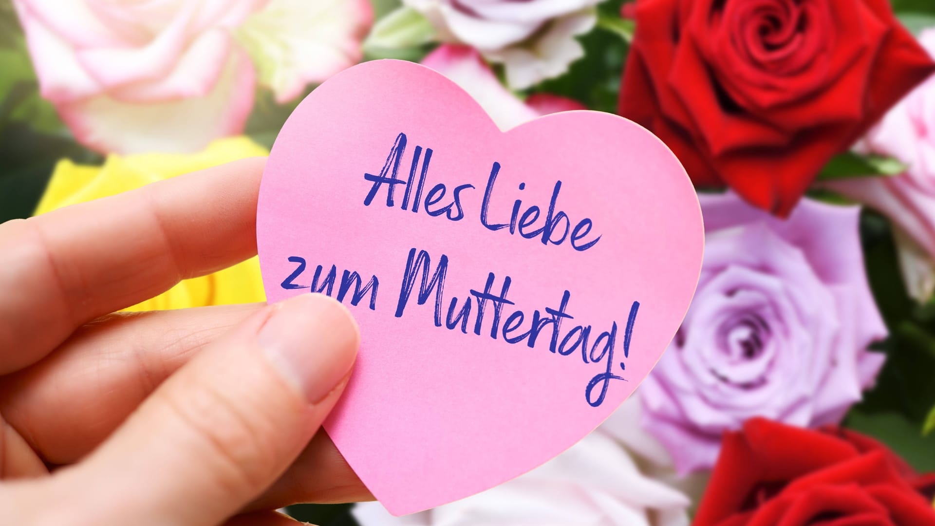 Ein Zettel mit der Aufschrift "Alles Liebe zum Muttertag": Viele Menschen verschenken am Muttertag Blumen.