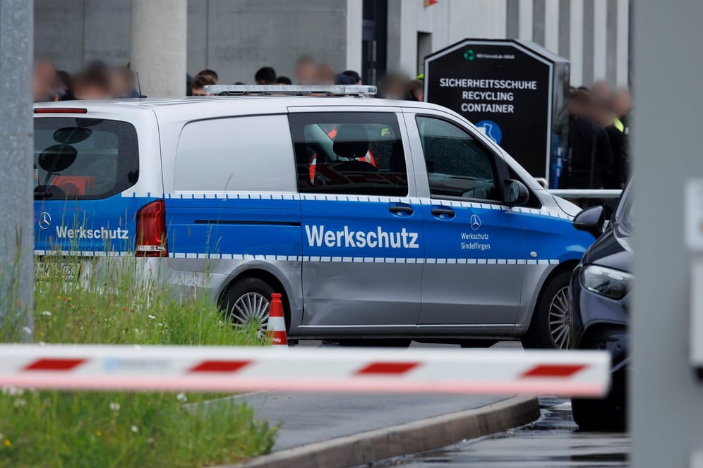 Am Tor 5 zum Werksgelände von Mercedes Benz steht ein Fahrzeug mit der Aufschrift "Werkschutz": Der Werkschutz war es auch, der den Tatverdächtigen überwältigte.
