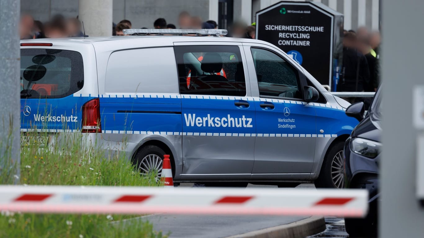 Am Tor 5 zum Werksgelände von Mercedes Benz steht ein Fahrzeug mit der Aufschrift "Werkschutz": Der Werkschutz war es auch, der den Tatverdächtigen überwältigte.