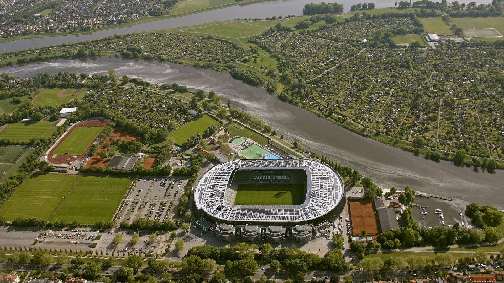 Weserstadion, Weser und Kleine Weser (Archivfoto): Insbesondere rund um die Spielstätte des SV Werder finden sich jeden Tag viele Angler – noch jedenfalls.