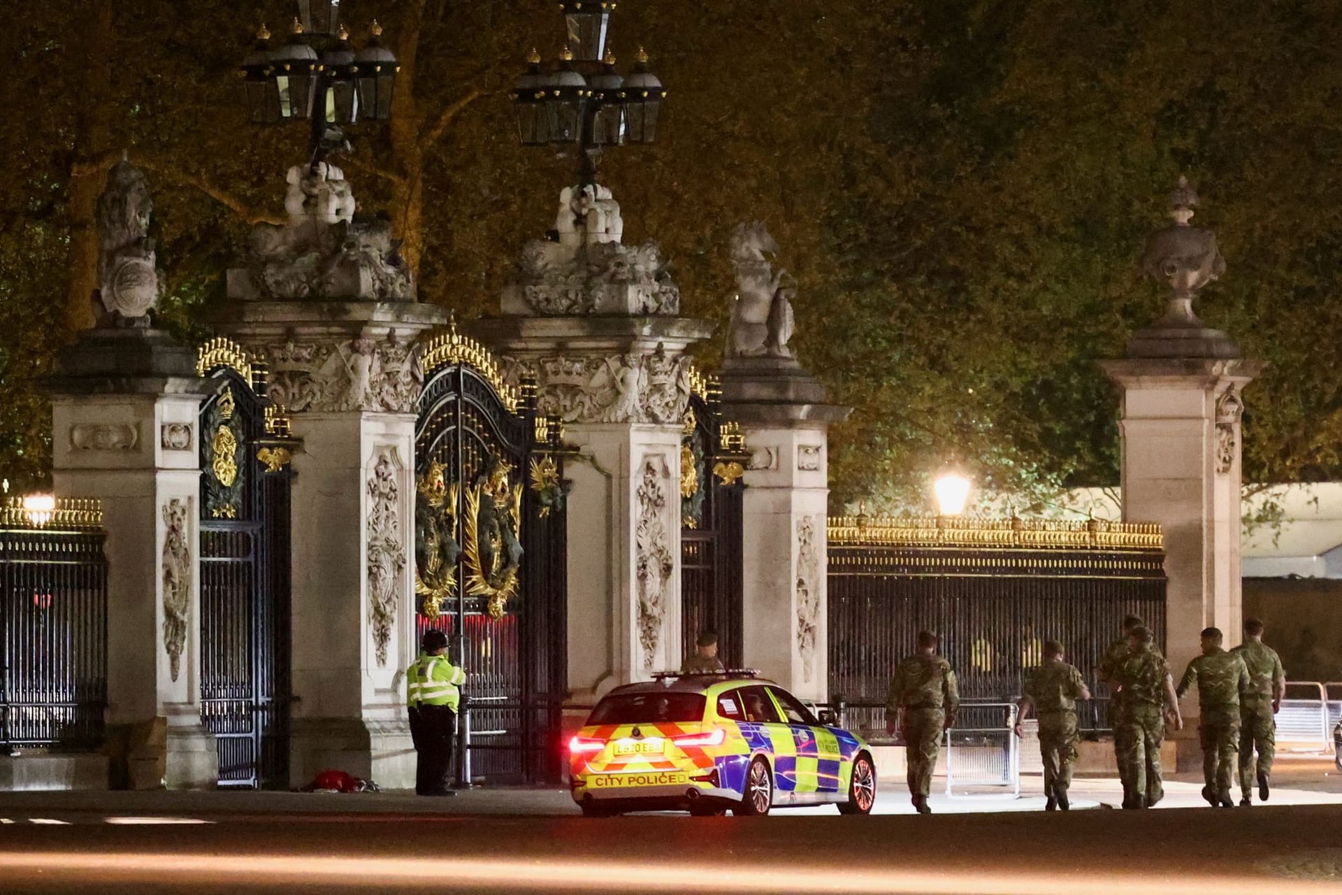 Vor den Palasttoren tummeln sich Sicherheitskräfte: Charles und Camilla sollen zum Zeitpunkt des Vorfalls nicht im Buckingham-Palast gewesen sein.