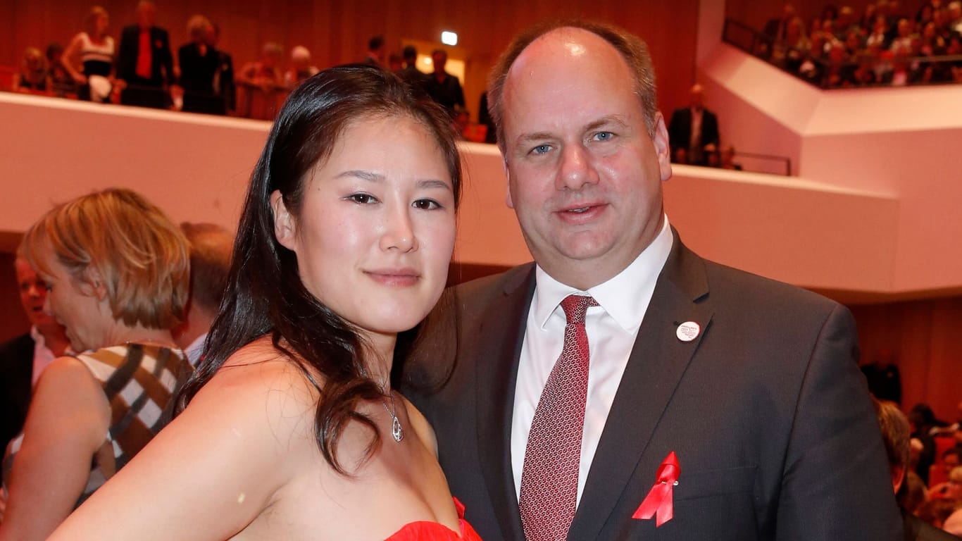 Dirk Hilbert (FDP) mit Ehefrau Su Yeon (Archivfoto): Die Ehe der beiden ist gescheitert.