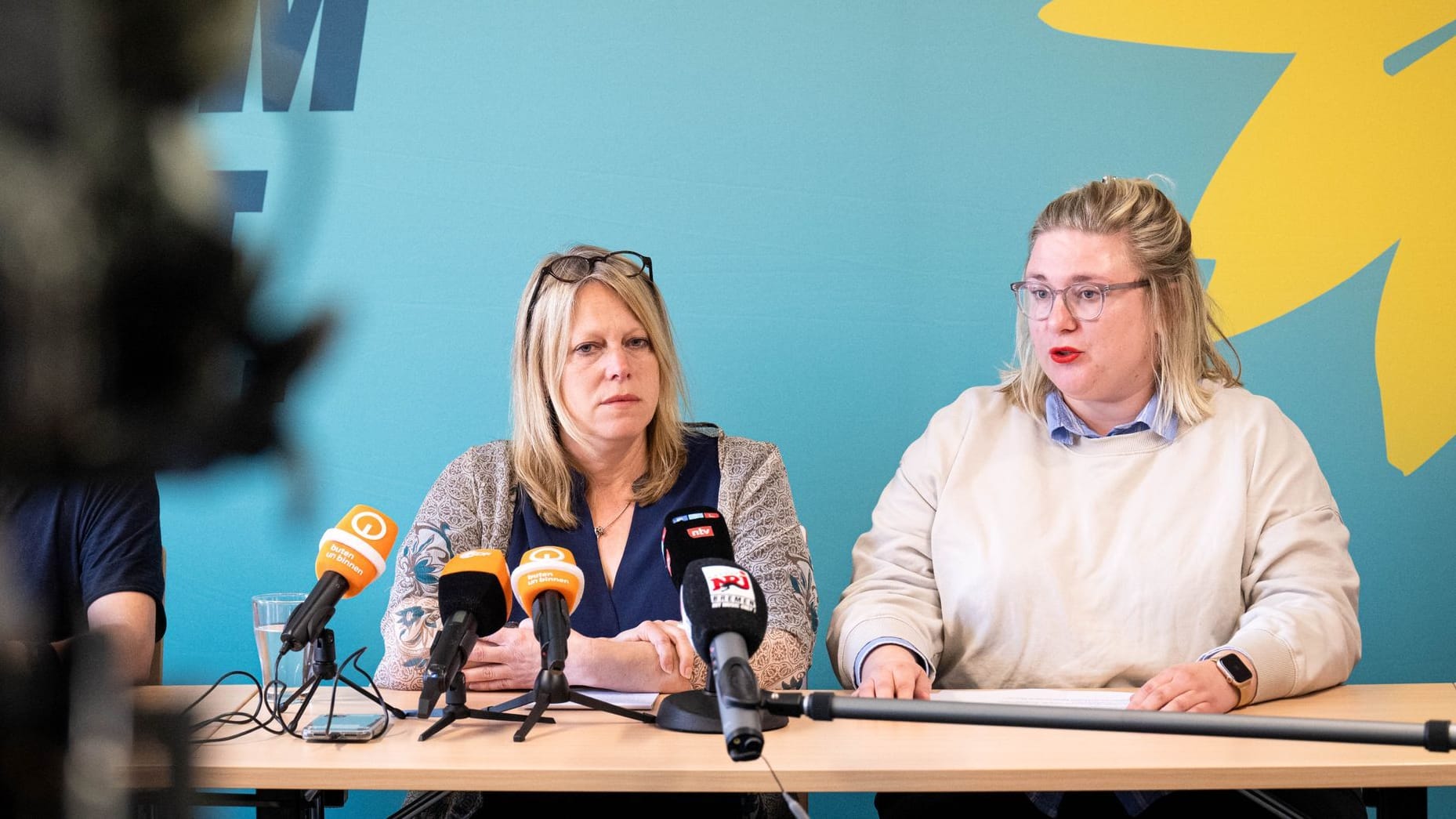 Erst hatte Maike Schaefer (l), Grünen-Spitzenkandidatin und Verkehrssenatorin, ihren Rücktritt bekannt gegeben, jetzt folgte auch Co-Vorsitzende Alexandra Werwath (r). Erst hatte Maike Schaefer (l), Grünen-Spitzenkandidatin und Verkehrssenatorin, ihren Rücktritt bekannt gegeben, jetzt folgte auch Co-Vorsitzende Alexandra Werwath (r).