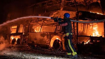 Feuerwehrleute löschen einen Brand nach einem Luftangriff auf Kiew (Archivbild): Aus der Hauptstadt wurden erneut Explosionen gemeldet.