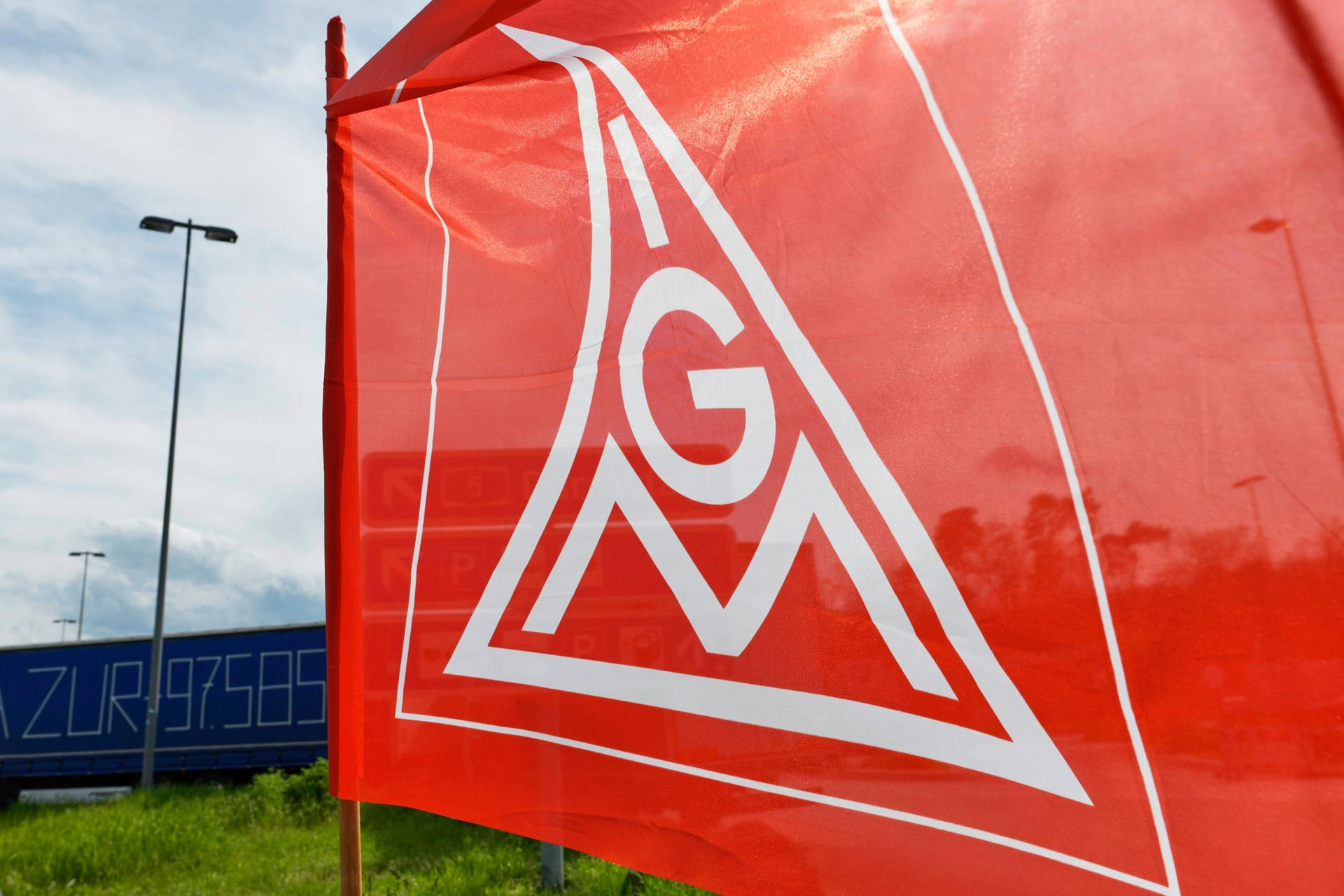 Fahne der IG Metall (Archivbild): Die Gewerkschaft will Menschen mit einer zweiten Ausbildung ins Handwerk bringen. Fahne der IG Metall (Archivbild): Die Gewerkschaft will Menschen mit einer zweiten Ausbildung ins Handwerk bringen.