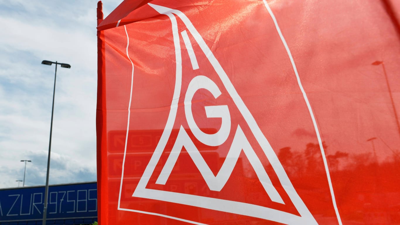 Fahne der IG Metall (Archivbild): Die Gewerkschaft will Menschen mit einer zweiten Ausbildung ins Handwerk bringen.