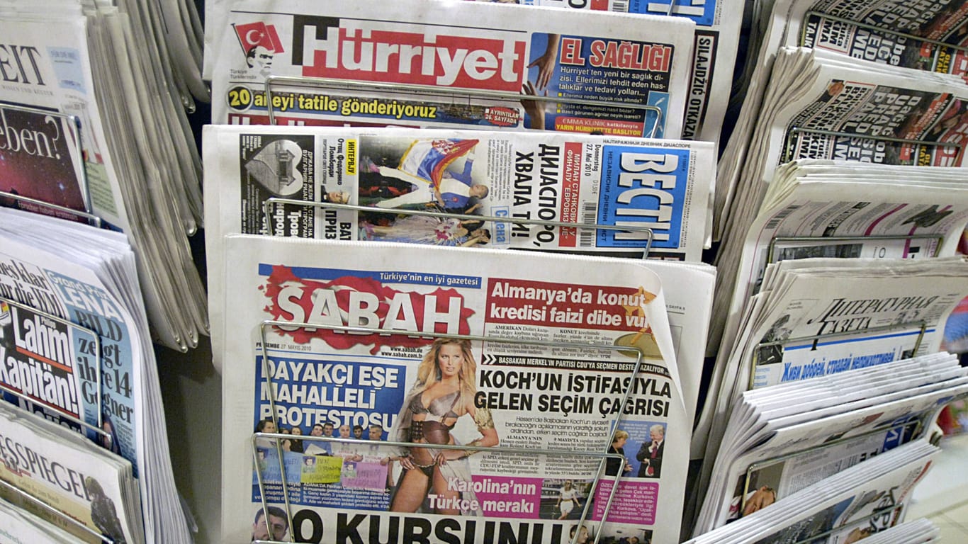 Türkische Zeitungen an einem Kiosk (Archivbild): Redakteure der "Sabah" wurden in Deutschland festgenommen.