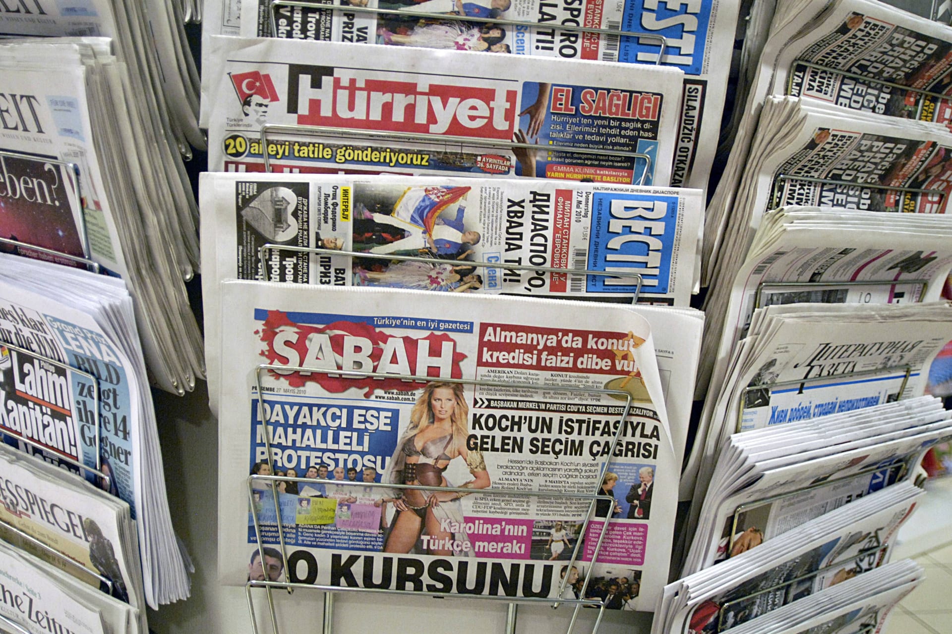 Türkische Zeitungen an einem Kiosk (Archivbild): Redakteure der "Sabah" wurden in Deutschland festgenommen.