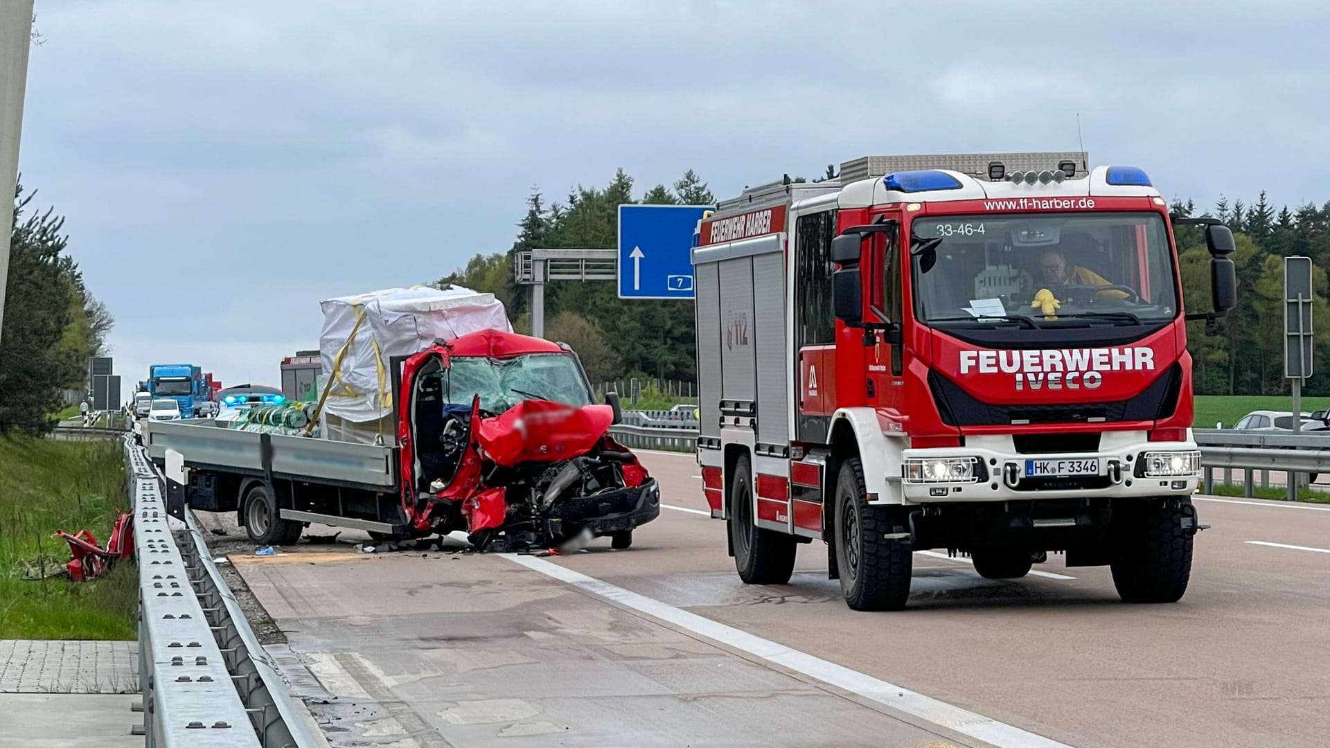 Die Unfallstelle auf der A7 Richtung Norden: Der Kleintransporter war zuvor mit einem Sattelzug kollidiert. Die Unfallstelle auf der A7 Richtung Norden: Der Kleintransporter war zuvor mit einem Sattelzug kollidiert.