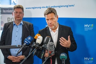 Bundeswirtschaftsminister Robert Habeck und Reinhard Meyer (SPD), Wirtschaftsminister von Mecklenburg-Vorpommern, geben nach einem Treffen auf der Insel Rügen eine Pressekonferenz.