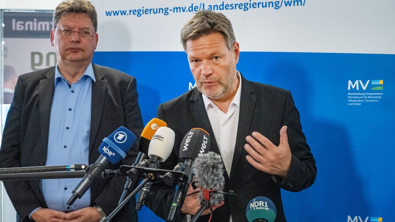 Bundeswirtschaftsminister Robert Habeck und Reinhard Meyer (SPD), Wirtschaftsminister von Mecklenburg-Vorpommern, geben nach einem Treffen auf der Insel Rügen eine Pressekonferenz.