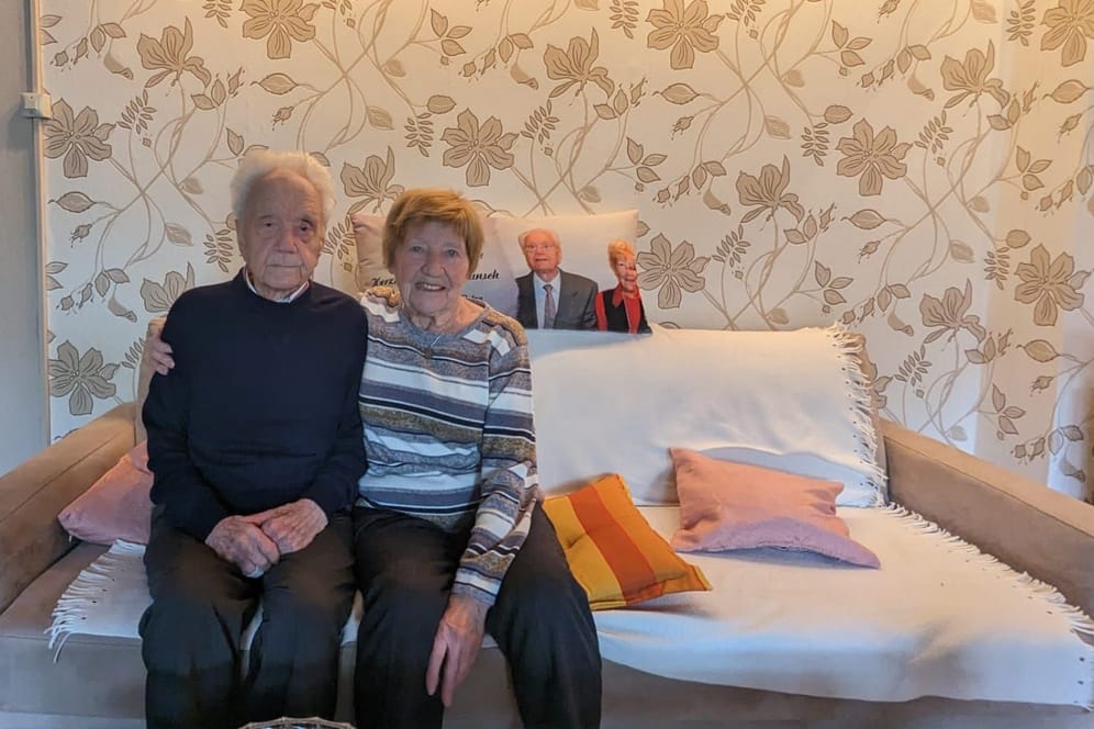 Ehepaar heute auf der heimischen Couch.