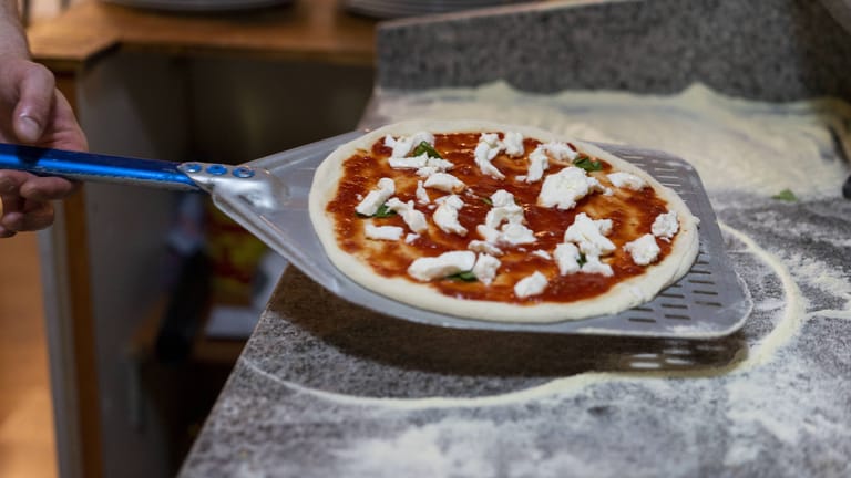 Ein Pizza (Symbolbild): Ihr Bäcker brachte sich bei der Produktion in eine besonders schwierige Lage.