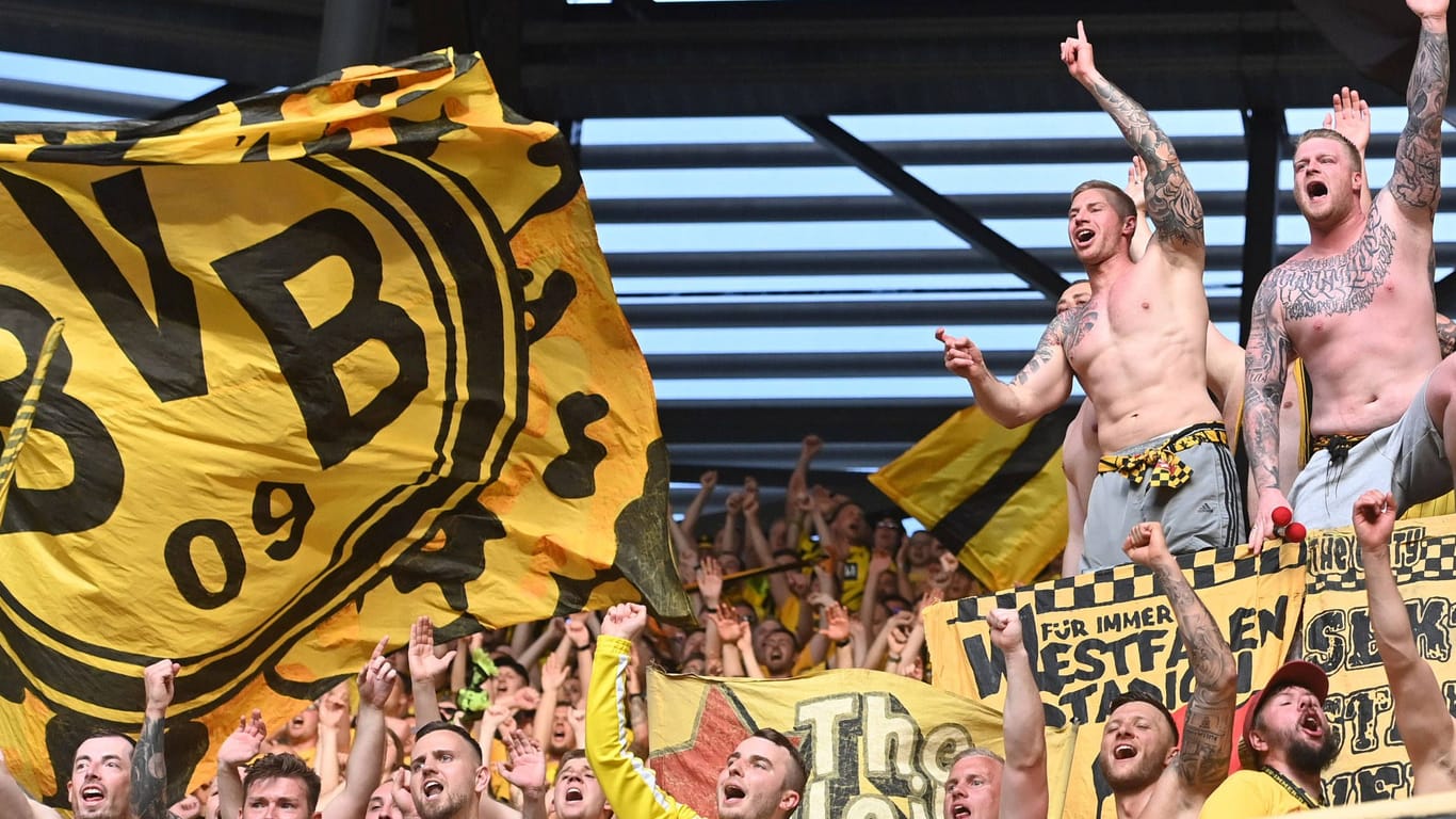 Dortmund-Fans in Augsburg: Die Anhänger sind überzeugt, kommenden Samstag die Meisterschale in den Händen ihrer Mannschaft zu sehen.
