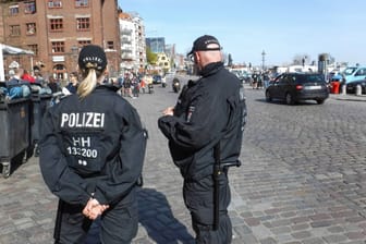 Polizeibeamte in Hamburg (Symbolbild): Die Ermittler versuchen herauszufinden, wo der Junge war.