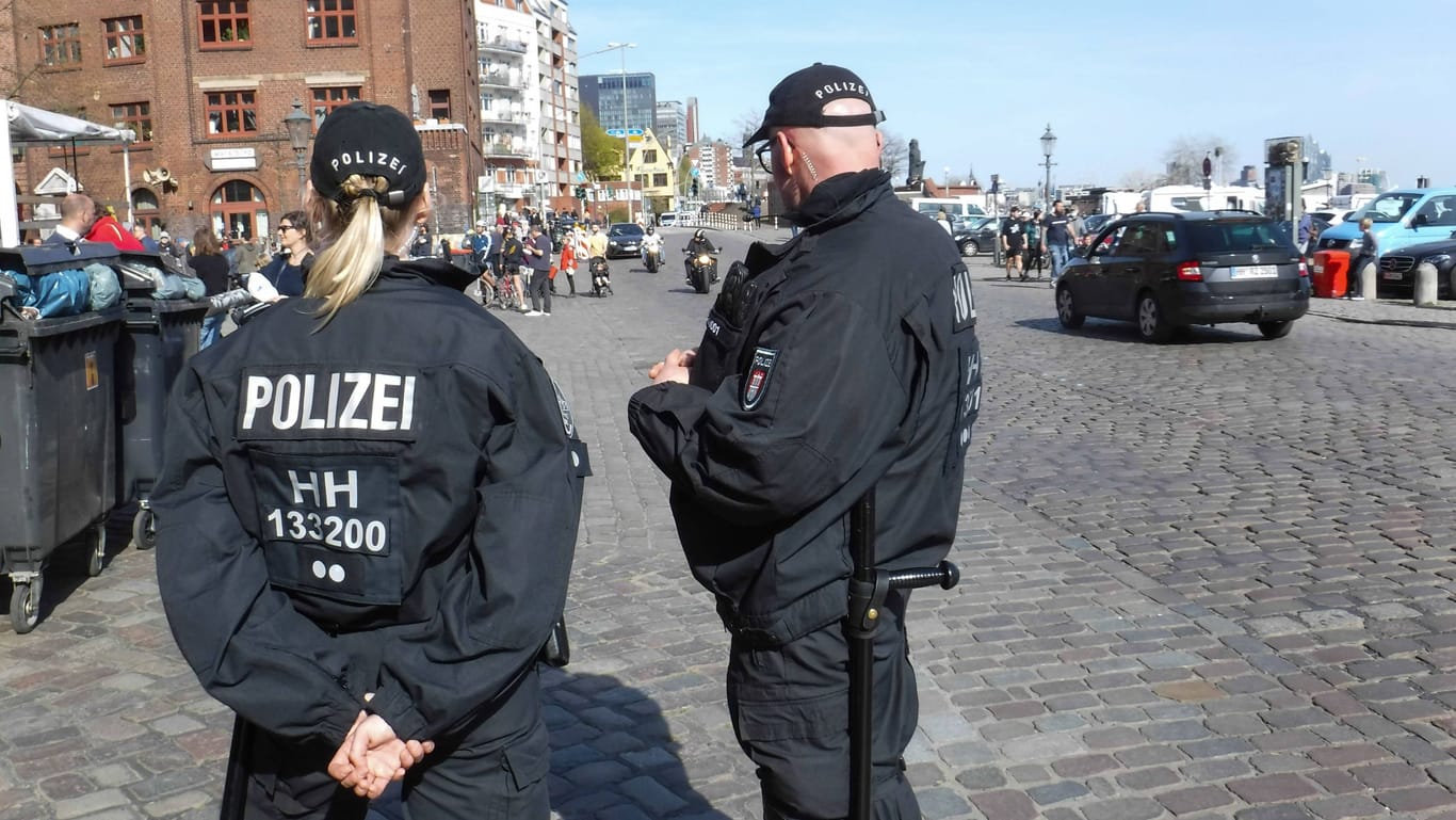 Polizeibeamte in Hamburg (Symbolbild): Die Ermittler versuchen herauszufinden, wo der Junge war.