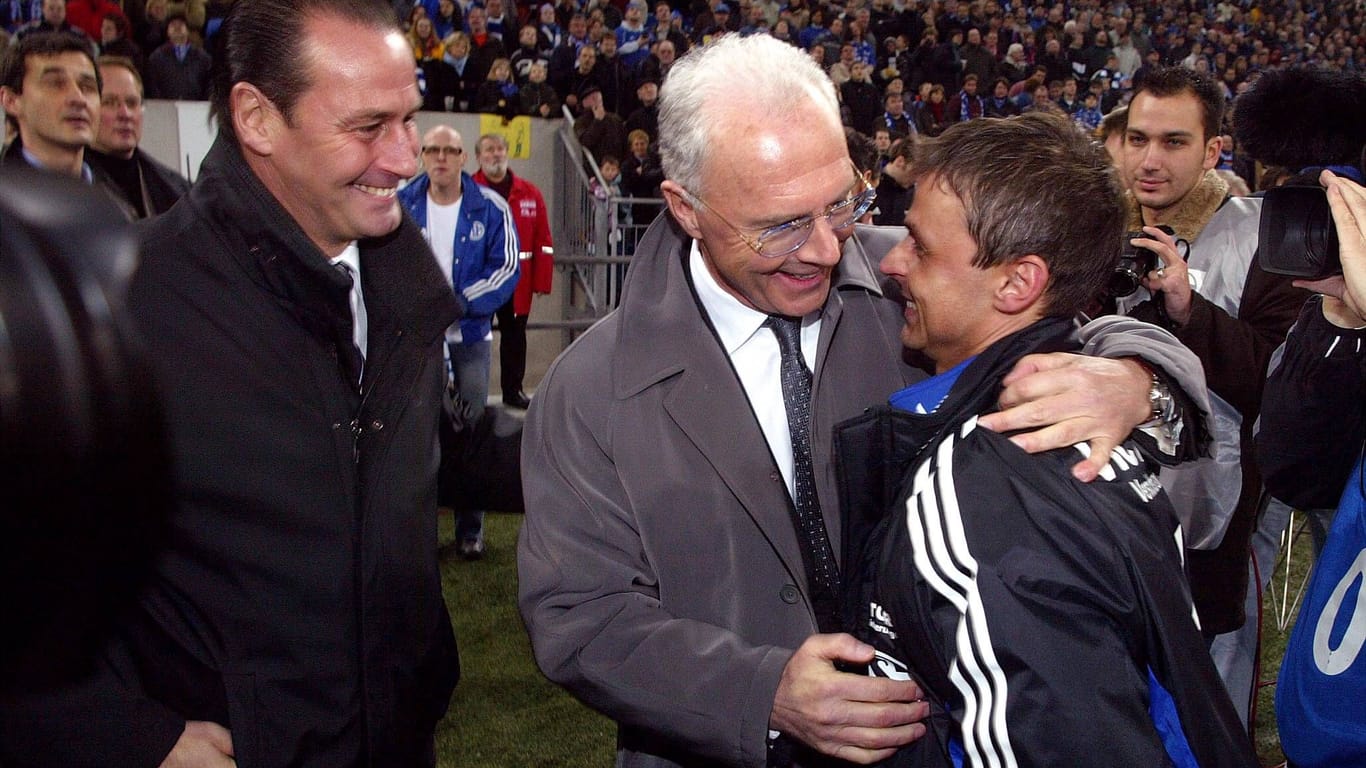 Huub Stevens, Franz Beckenbauer und Olaf Thon (v.l.): Der Weltmeister von 1990 wurde 2003 von einigen langjährigen Wegbegleitern in den Ruhestand verabschiedet.
