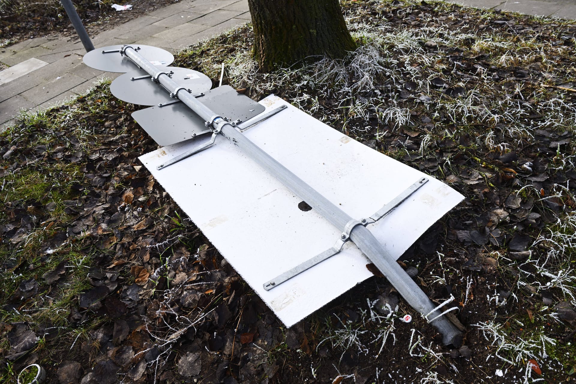 Umgeknicktes Verkehrsschild (Symbolbild): In Hildesheim hat jemand mit seinem Auto ein Schild gerammt und ist davongefahren.