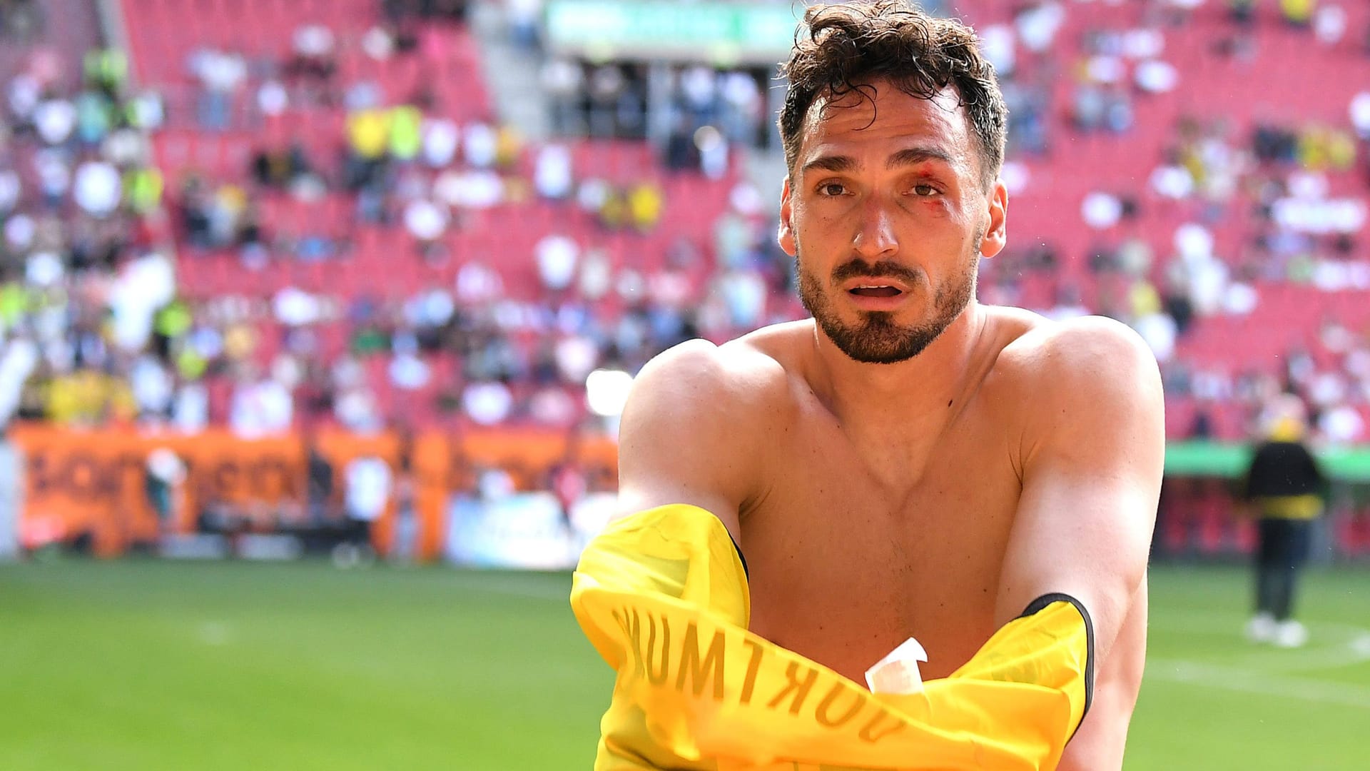 Mats Hummels nach dem Spiel: Der Weltmeister von 2014 bekam einen Tritt ins Gesicht ab.