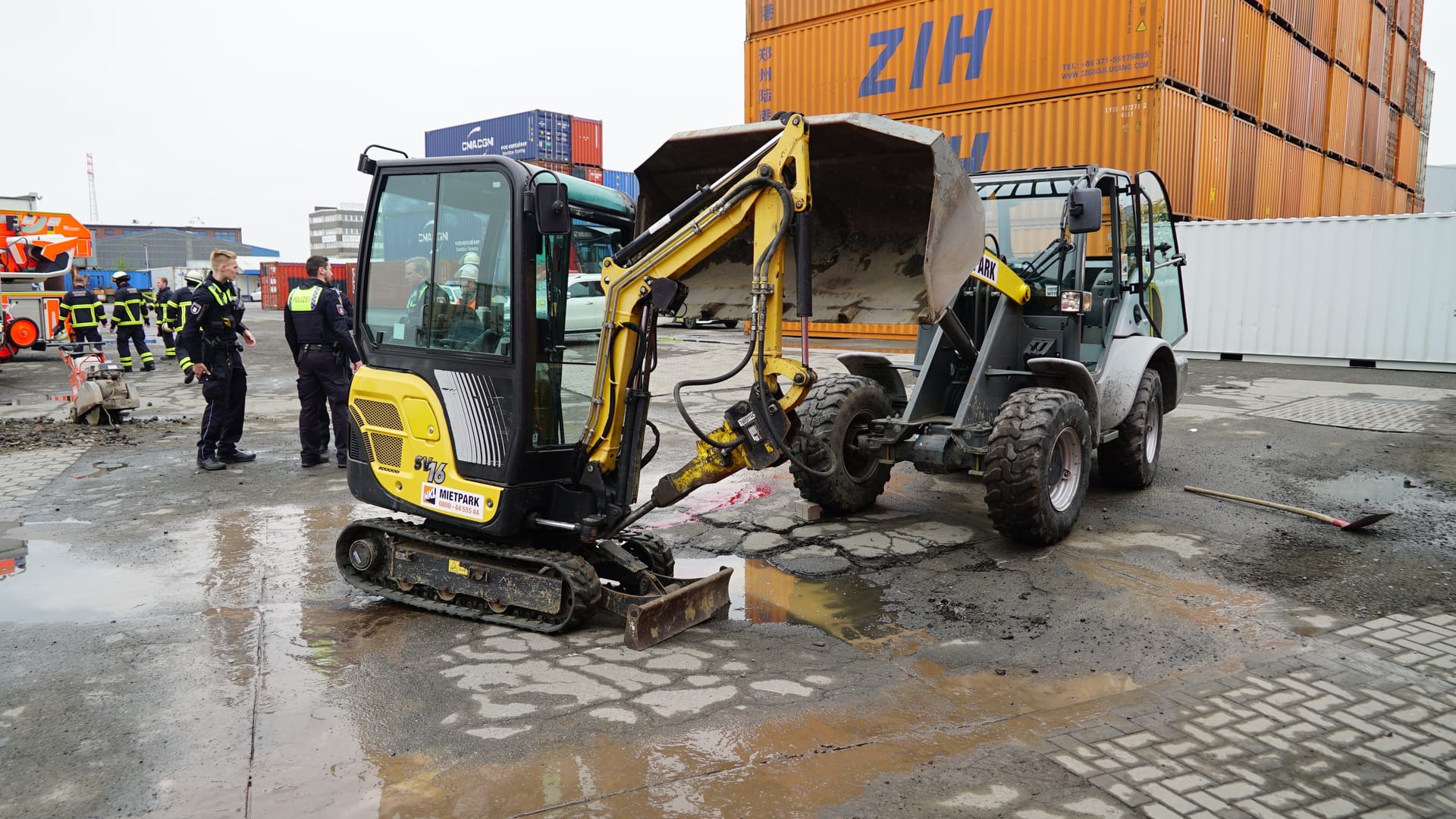 Der Mann wurde unter dem Bagger eingeklemmt.