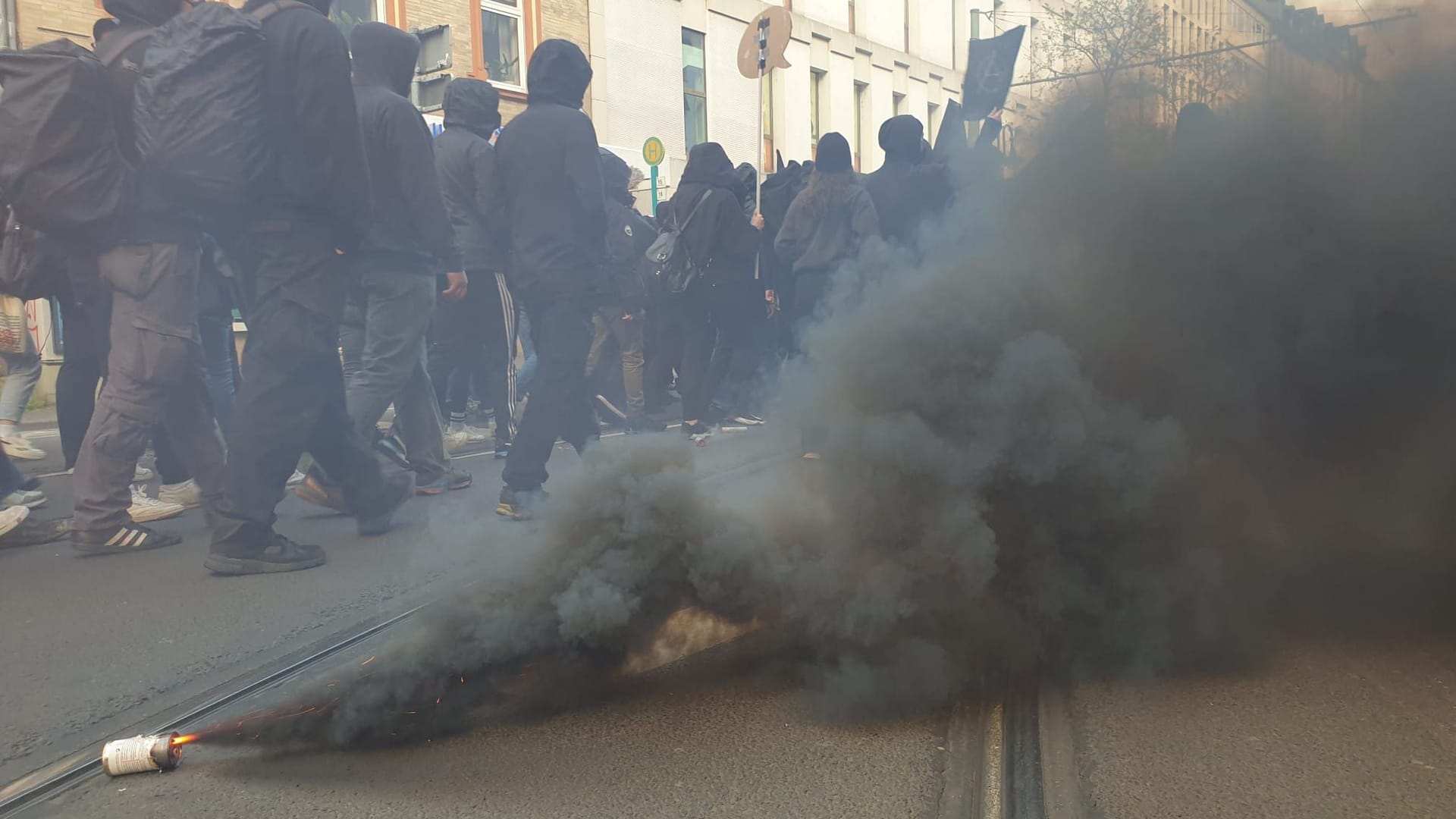 In Frankfurt droht eine Demonstration am 1. Mai zu eskalieren.