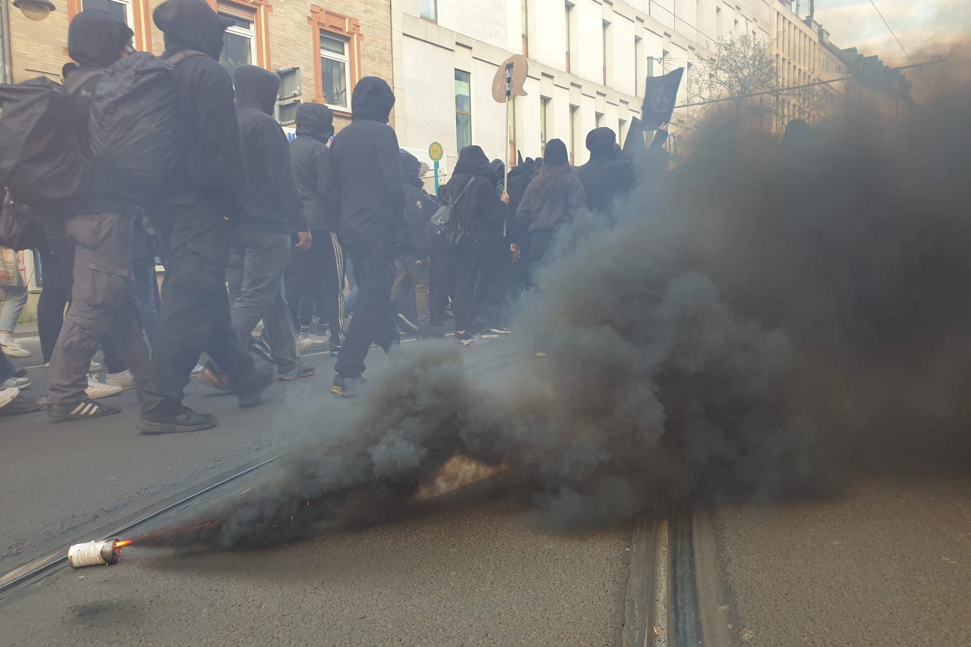 In Frankfurt droht eine Demonstration am 1. Mai zu eskalieren.