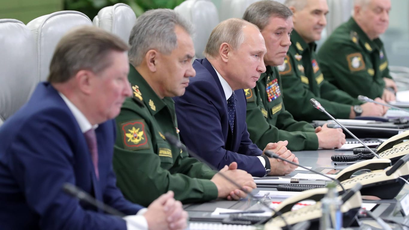 Diktator Wladimir Putin (3.v.l.) im Kreise seiner Militärstrategen bei dem Test einer russischen Langstreckenrakete (Archivbild).
