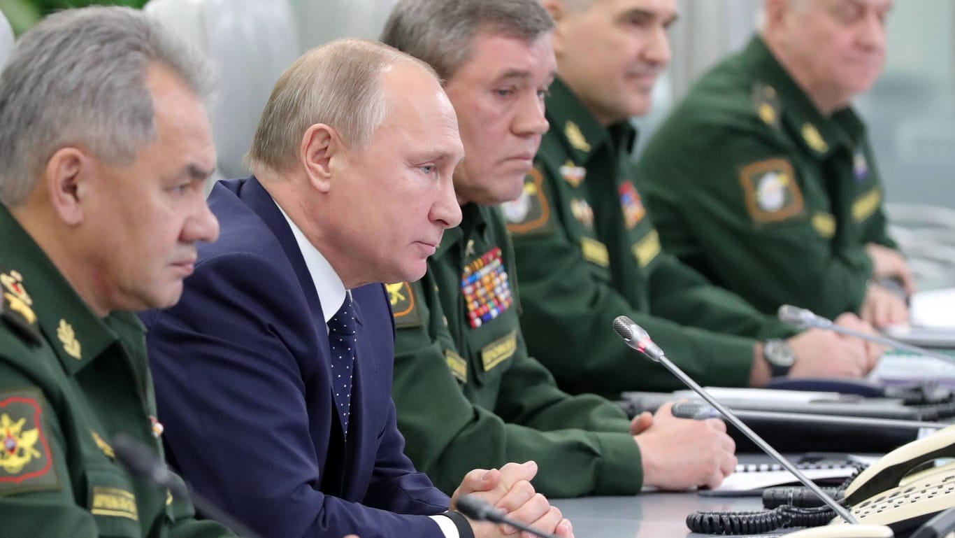 Diktator Wladimir Putin (3.v.l.) im Kreise seiner Militärstrategen bei dem Test einer russischen Langstreckenrakete (Archivbild).