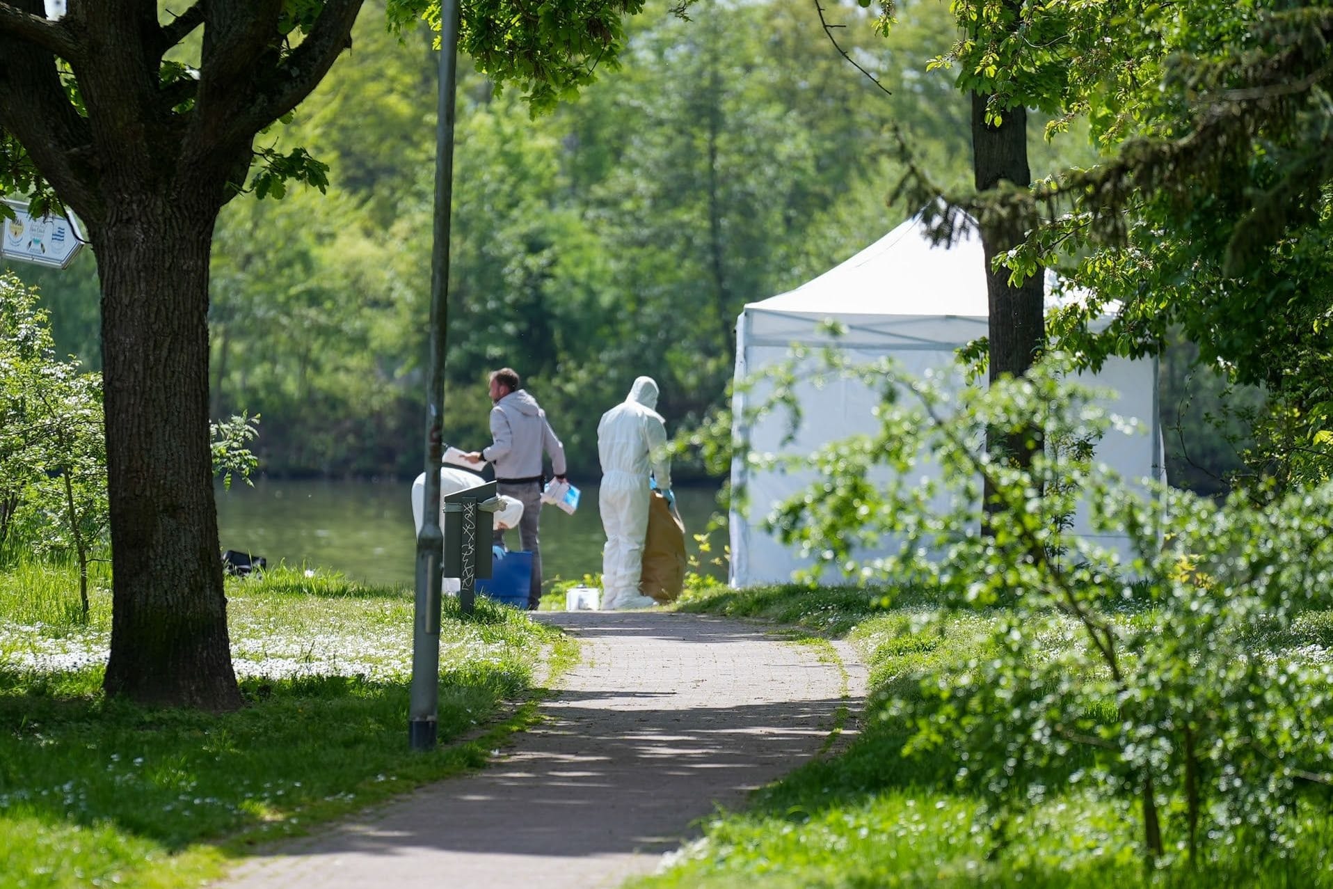 Die Polizei sperrt den Fundort bei der Europabrücke ab.