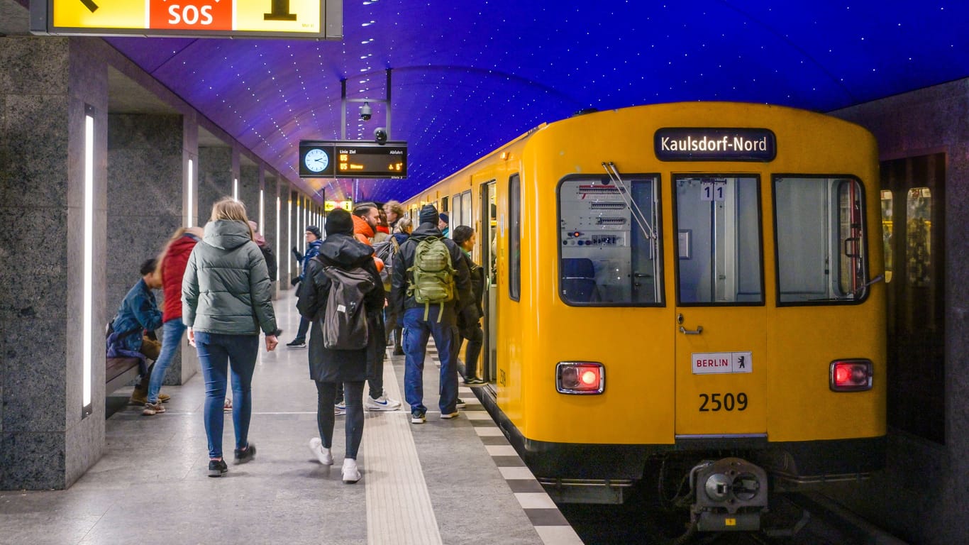 Fahrgäste steigen in Berlin in eine U-Bahn (Symbolbild): Ein junger Mann erlitt einen Stromschlag.