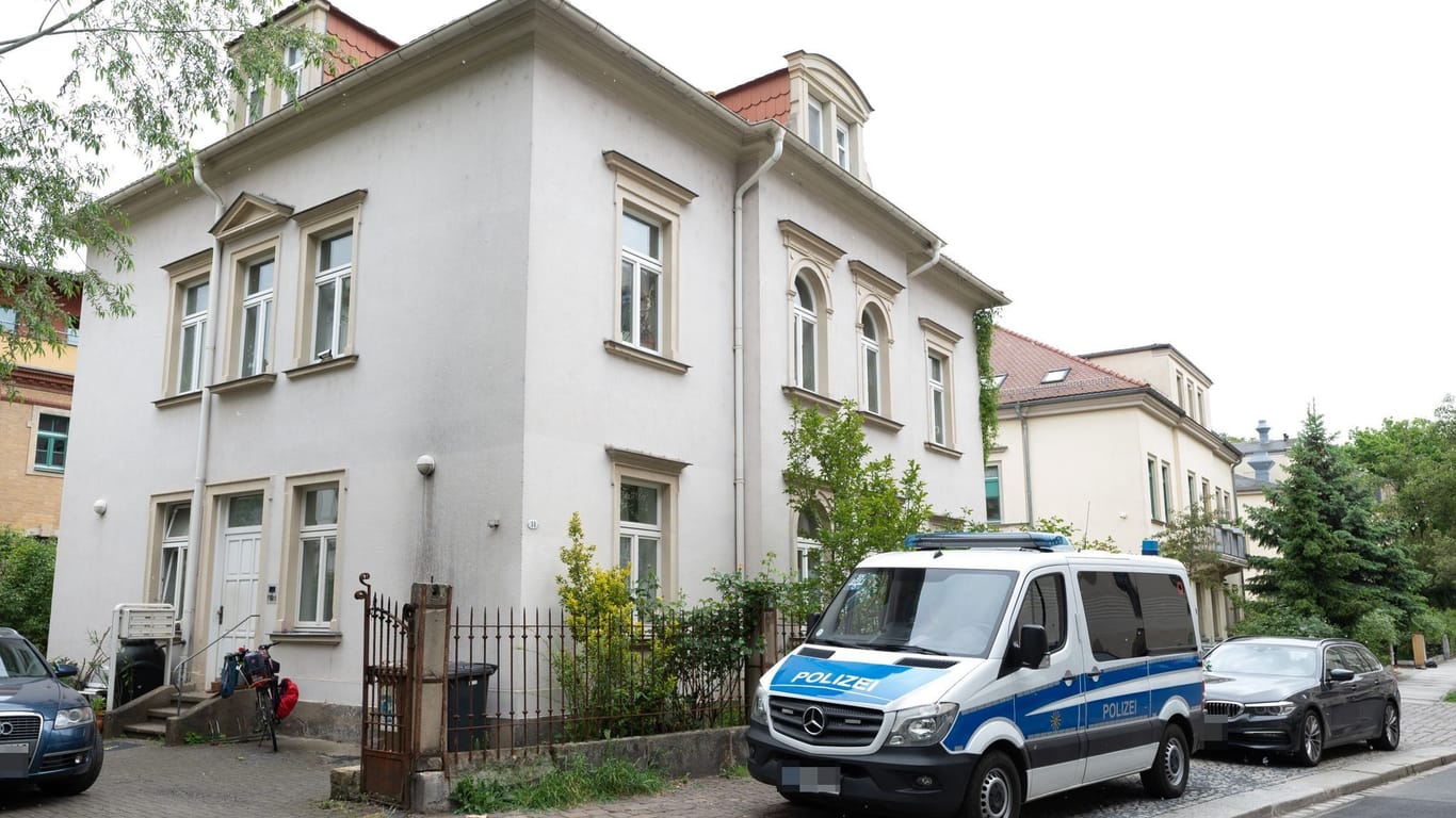 Ein Polizeiauto steht im Rahmen einer Durchsuchungsaktion bei der Klimaschutzgruppe "Letzte Generation" vor einem Dresdner Wohnhaus.
