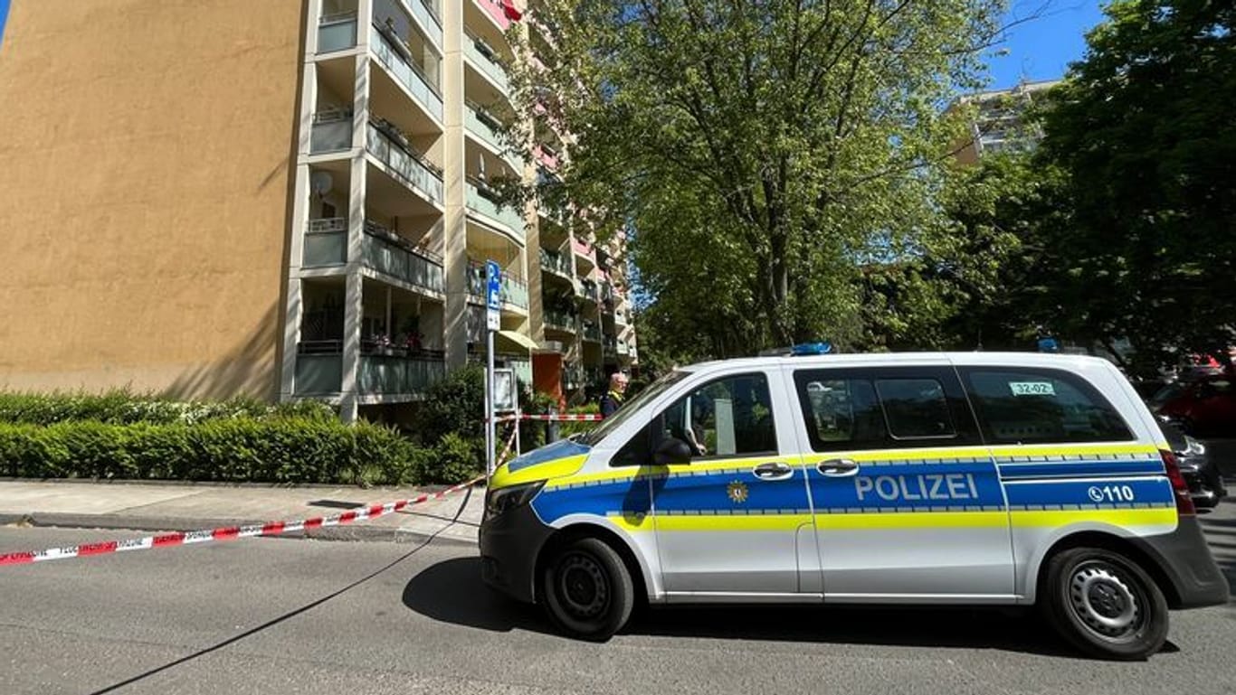 Polizei steht vor einem Haus in Marzahn. Nach dem Fund einer möglicherweise gefährlichen Flüssigkeit ist in Berlin-Marzahn ein Mehrfamilienhaus geräumt worden.
