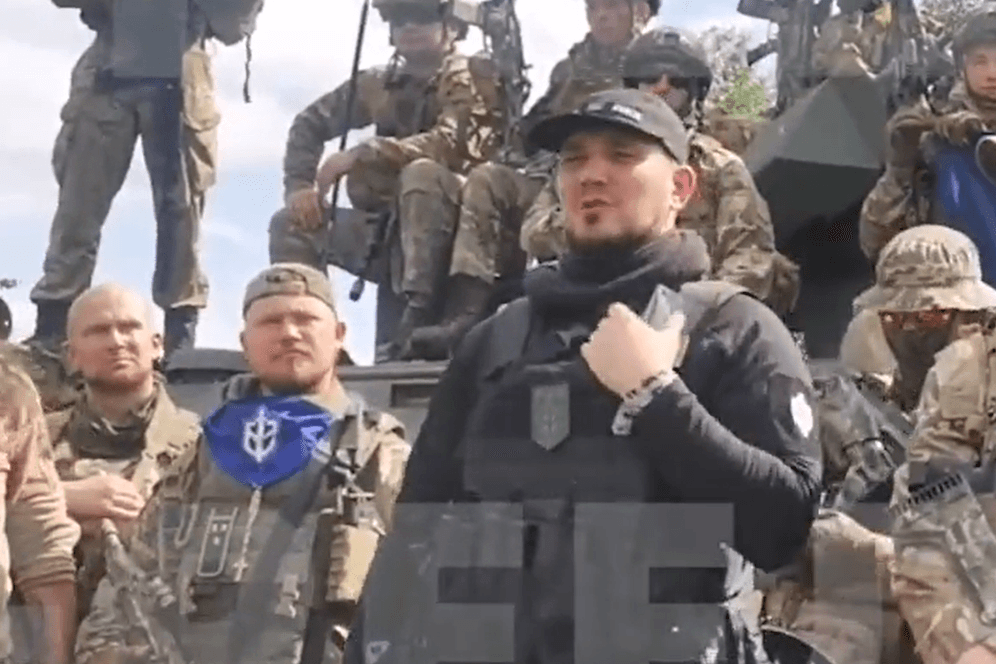 Denis Kapustin (mitte, in schwarz): Die Milizen, die die russische Region Belgorod angegriffen haben sollen, haben in der Ukraine eine Pressekonferenz gegeben.