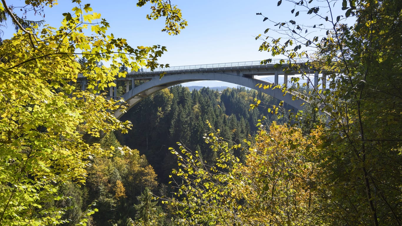 Die Echelsbacher Brücke über die Ammer bei Schongau (Archivbild): In der Nähe der Brücke verunglückte ein Elfjähriger tödlich.