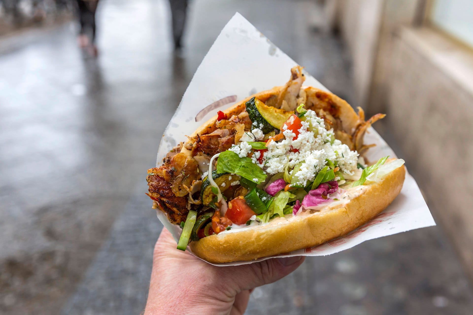 Ein Döner (Archivbild): In Großbritannien wird nicht nur Charles, sondern auch der Berliner Döner gefeiert.