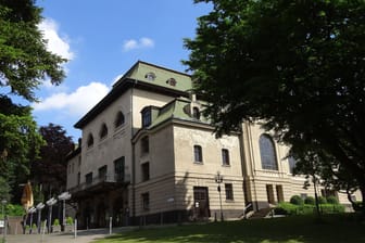 Die Kaiser-Friedrich-Halle ist eines der Wahrzeichen Mönchengladbachs (Archivbild): Im Konzertsaal wollten Einbrecher freiwillig übernachten.