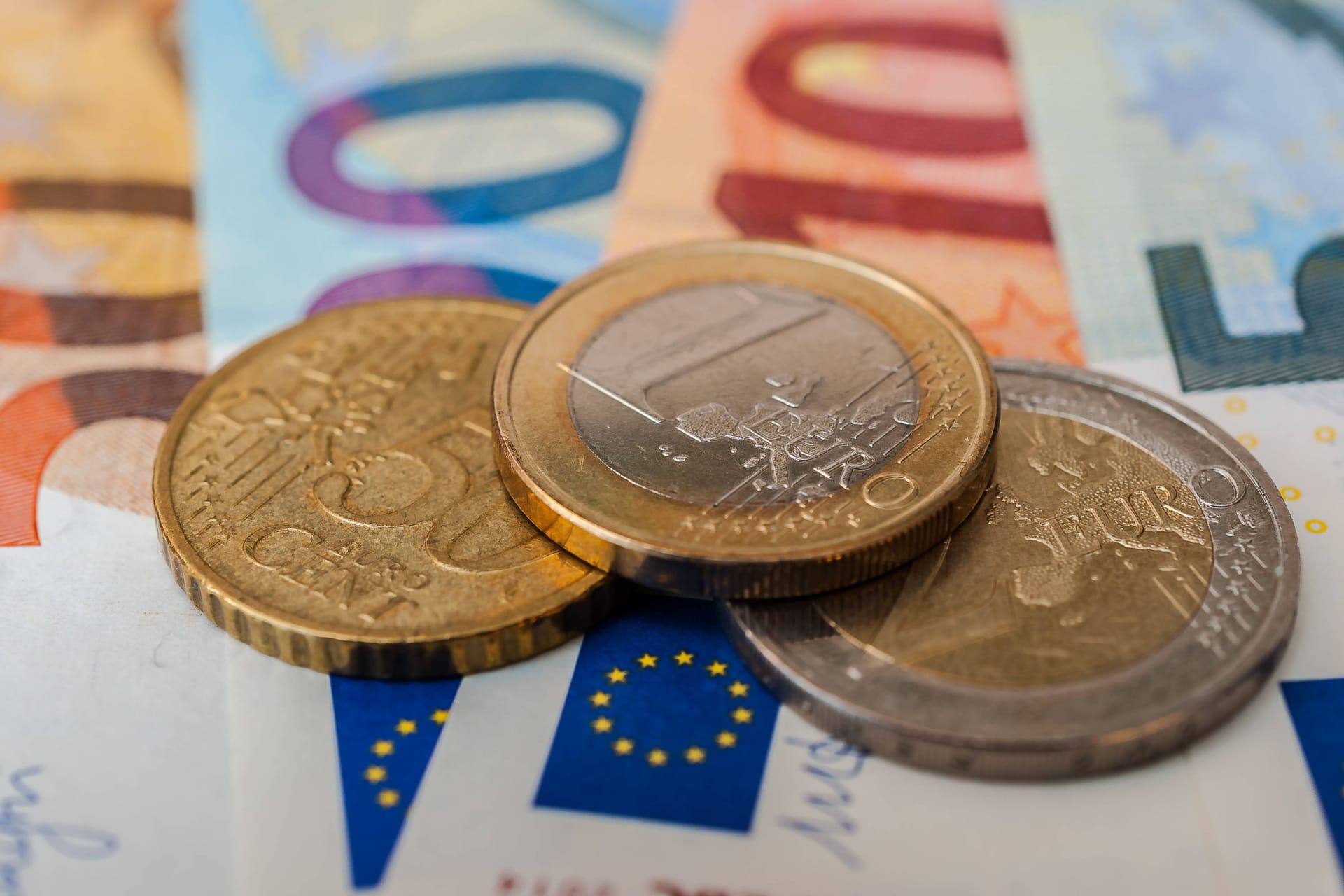 Euromünzen auf Geldscheinen (Symbolbild): Wer eine Riester-Rentenversicherung besitzt, bekommt in diesen Tagen Post. Euromünzen auf Geldscheinen (Symbolbild): Wer eine Riester-Rentenversicherung besitzt, bekommt in diesen Tagen Post.