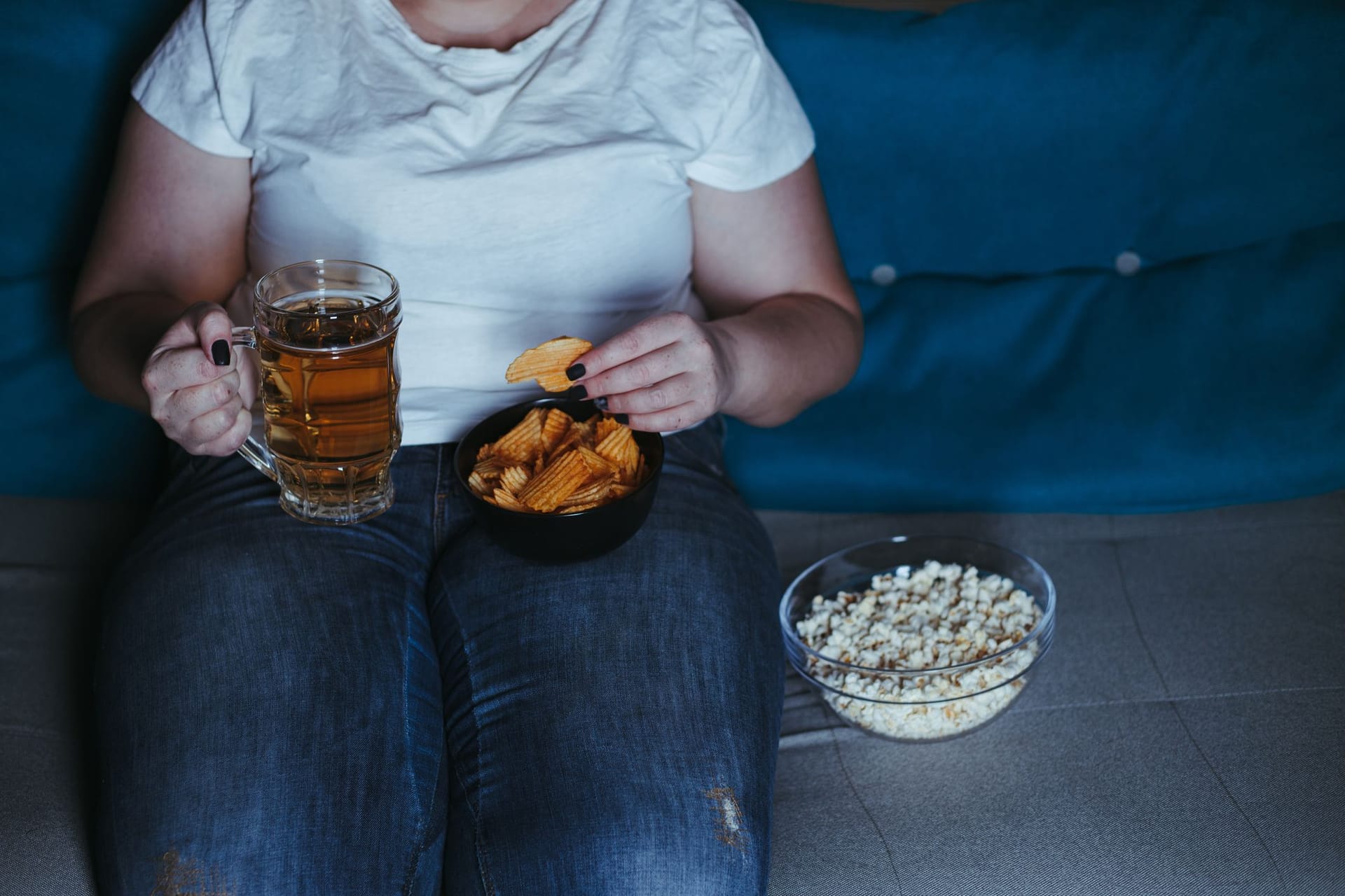 Ein ungesunder Lebensstil mit einer fettreichen Ernährung und wenig Bewegung erhöhen allgemein das Risiko für Erkrankungen. Besonders nach den Wechseljahren ist ein aktiver Alltag und die Aufnahme gesunder Lebensmittel wichtig zur Krebsprävention.