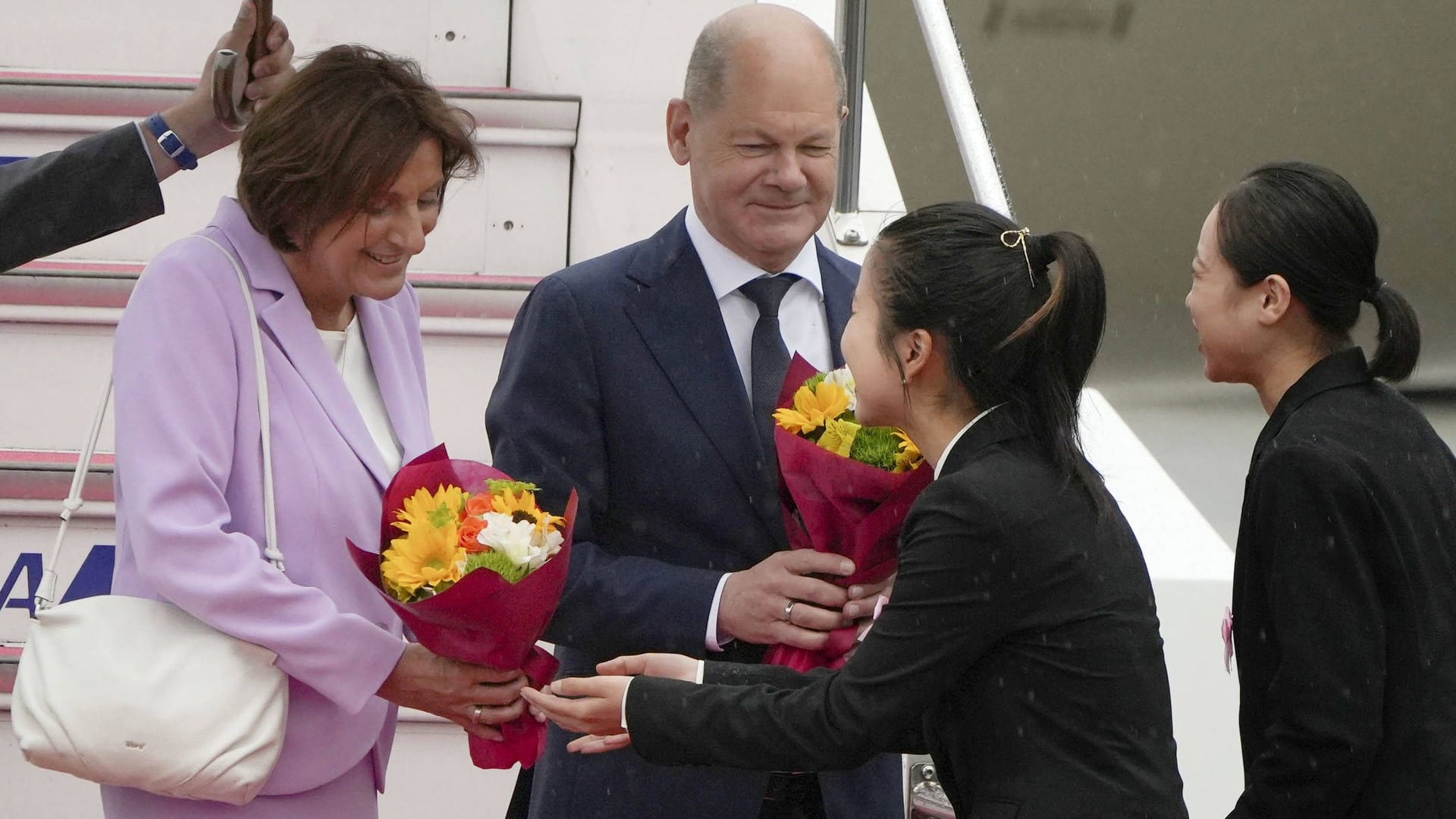 Herzlicher Empfang vor wichtigen Gesprächen: Bundeskanzler Olaf Scholz (M.) und Ehefrau Britta Ernst bei der Ankunft in Hiroshima.