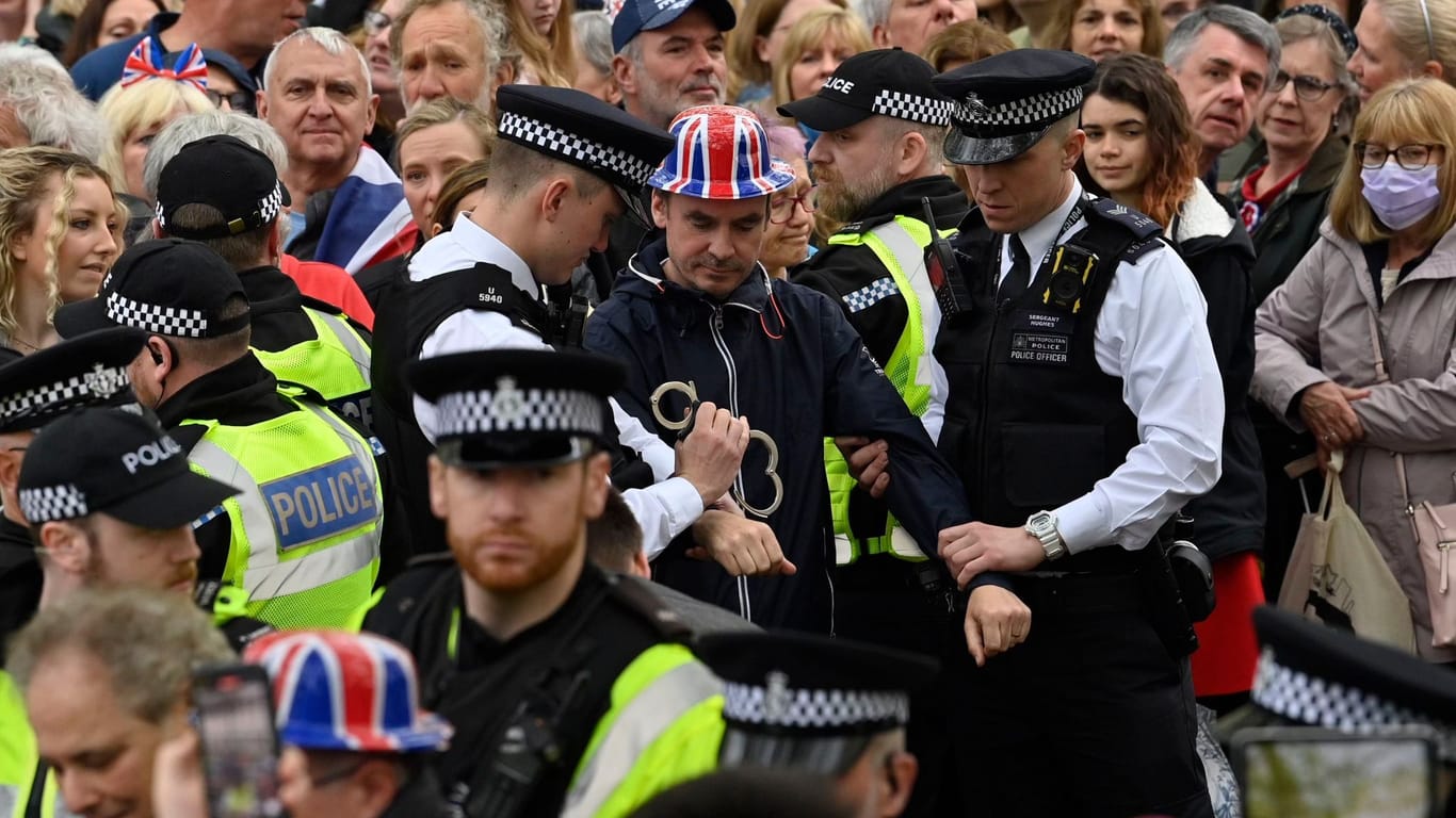 Ein Demonstrant wird am Krönungstag in London festgenommen: Die Polizei bereut ihr Vorgehen nach eigener Aussage.