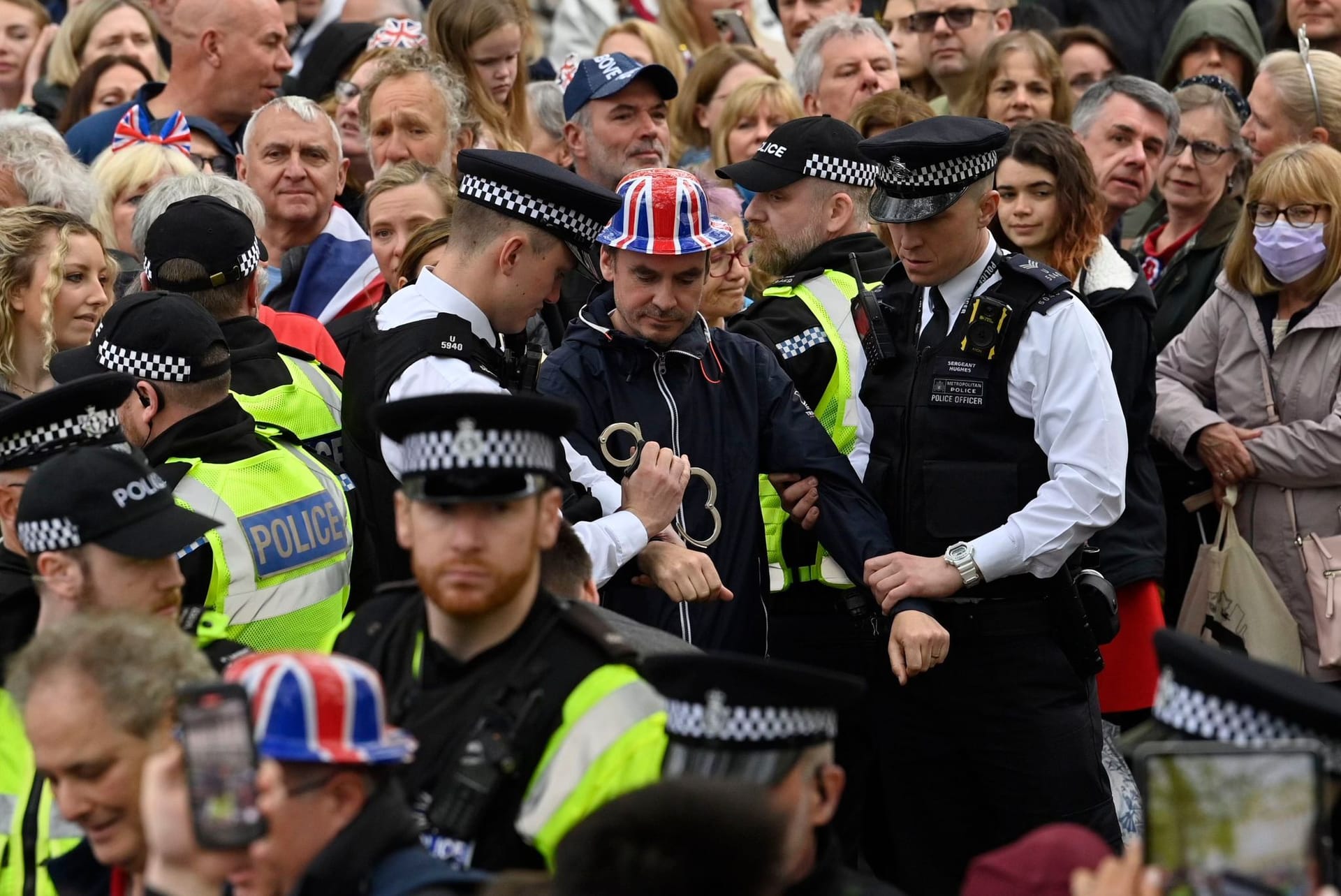 Ein Demonstrant wird am Krönungstag in London festgenommen: Die Polizei bereut ihr Vorgehen nach eigener Aussage.